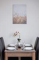 Cozy Apartment Chmieleniec by Renters