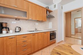 Cozy Apartment Chmieleniec by Renters