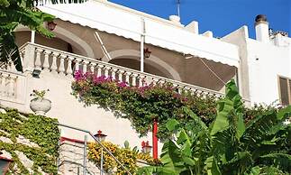 Cst004 in Castro With 3 Bedrooms and 2 Bathrooms