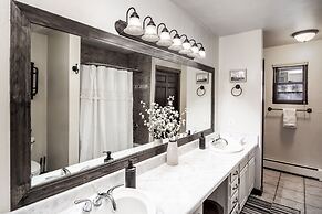 Rustic Pines Retreat