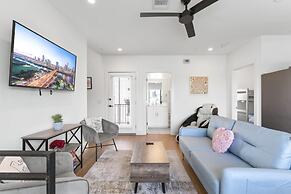 East Downtown 3BR Condo Free Parking Sleeps 7