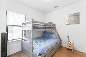 East Downtown 3BR Condo Free Parking Sleeps 7