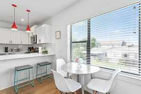 East Downtown 3BR Condo Free Parking Sleeps 7