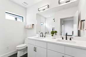 East Downtown 3BR Condo Free Parking Sleeps 7