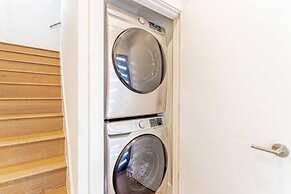 East Downtown 3BR Condo Free Parking Sleeps 7