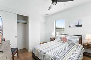 East Downtown 3BR Condo Free Parking Sleeps 7