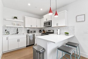East Downtown 3BR Condo Free Parking Sleeps 7