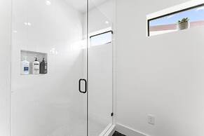 East Downtown 3BR Condo Free Parking Sleeps 7