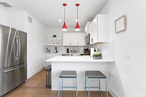 East Downtown 3BR Condo Free Parking Sleeps 7