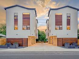 East Downtown 3BR Condo Free Parking Sleeps 7