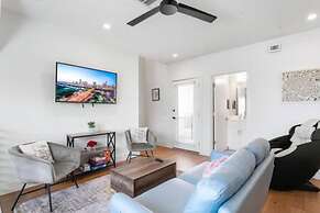 East Downtown 3BR Condo Free Parking Sleeps 7