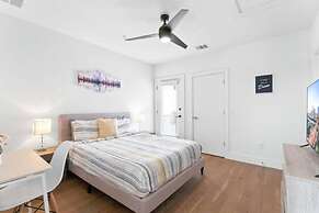 East Downtown 3BR Condo Free Parking Sleeps 7
