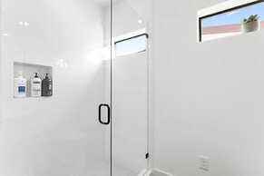 East Downtown 3BR Condo Free Parking Sleeps 7