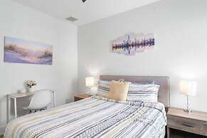 East Downtown 3BR Condo Free Parking Sleeps 7