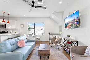 East Downtown 3BR Condo Free Parking Sleeps 7