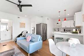 East Downtown 3BR Condo Free Parking Sleeps 7