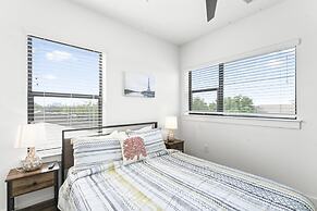 East Downtown 3BR Condo Free Parking Sleeps 7