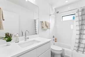 East Downtown 3BR Condo Free Parking Sleeps 7