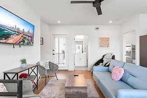 East Downtown 3BR Condo Free Parking Sleeps 7