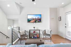 East Downtown 3BR Condo Free Parking Sleeps 7