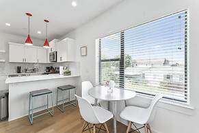 East Downtown 3BR Condo Free Parking Sleeps 7