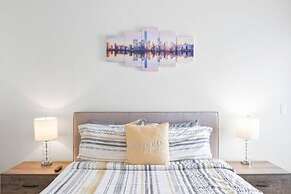 East Downtown 3BR Condo Free Parking Sleeps 7