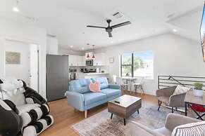 East Downtown 3BR Condo Free Parking Sleeps 7