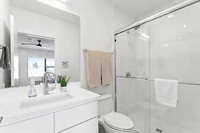 East Downtown 3BR Condo Free Parking Sleeps 7