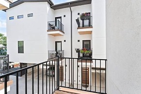 East Downtown 3BR Condo Free Parking Sleeps 7