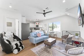 East Downtown 3BR Condo Free Parking Sleeps 7