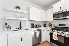 East Downtown 3BR Condo Free Parking Sleeps 7