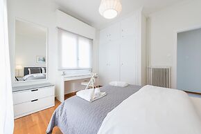 Cozy and Fresh 2bdrm apt Close to Metro