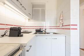 Cozy and Fresh 2bdrm apt Close to Metro