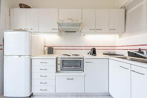 Cozy and Fresh 2bdrm apt Close to Metro