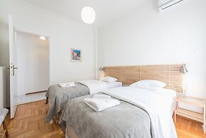 Cozy and Fresh 2bdrm apt Close to Metro