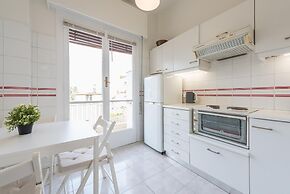 Cozy and Fresh 2bdrm apt Close to Metro