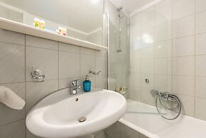 Cozy and Fresh 2bdrm apt Close to Metro