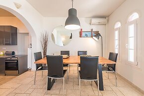 Luxury Home With Jacuzzi and Spectacular Sea Views for 8 Guests