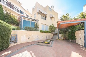 Luxury Home With Jacuzzi and Spectacular Sea Views for 8 Guests