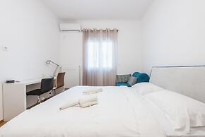 Fresh and Clean apt for 6 in Koukaki