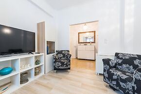 Fresh and Clean apt for 6 in Koukaki