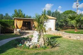 Comfy Nest in a Garden 1 5km to the Sandy Beach