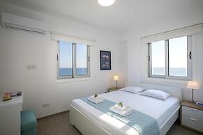 Mackenzie Zoe Seafront Suite