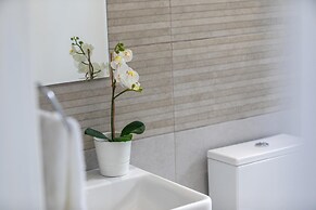 Mackenzie Zoe Seafront Suite