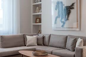 Historic Plaka s Deluxe Apartment