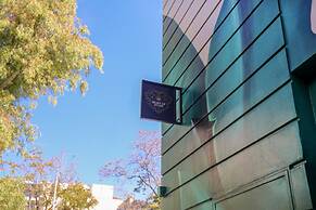 Ultimate 3 Apt Building in the Center for 15 ppl