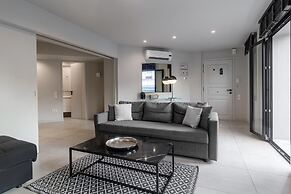 Ultimate 3 Apt Building in the Center for 15 ppl