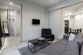 Ultimate 3 Apt Building in the Center for 15 ppl