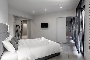 Ultimate 3 Apt Building in the Center for 15 ppl