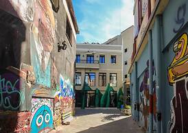 Ultimate 3 Apt Building in the Center for 15 ppl